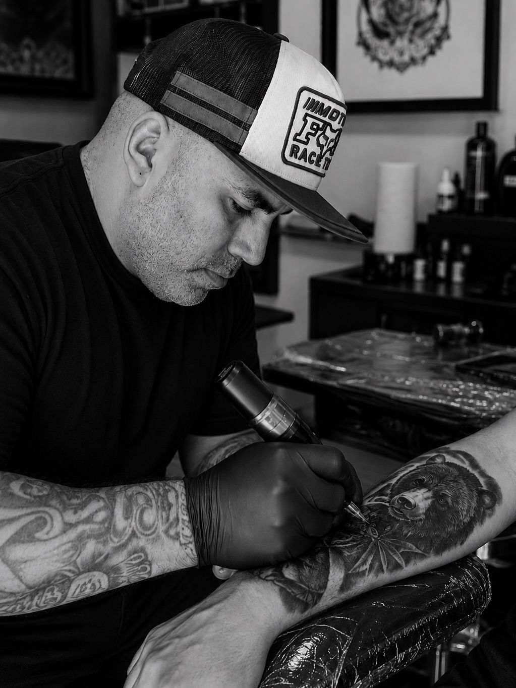 Curro López tatuando en su estudio