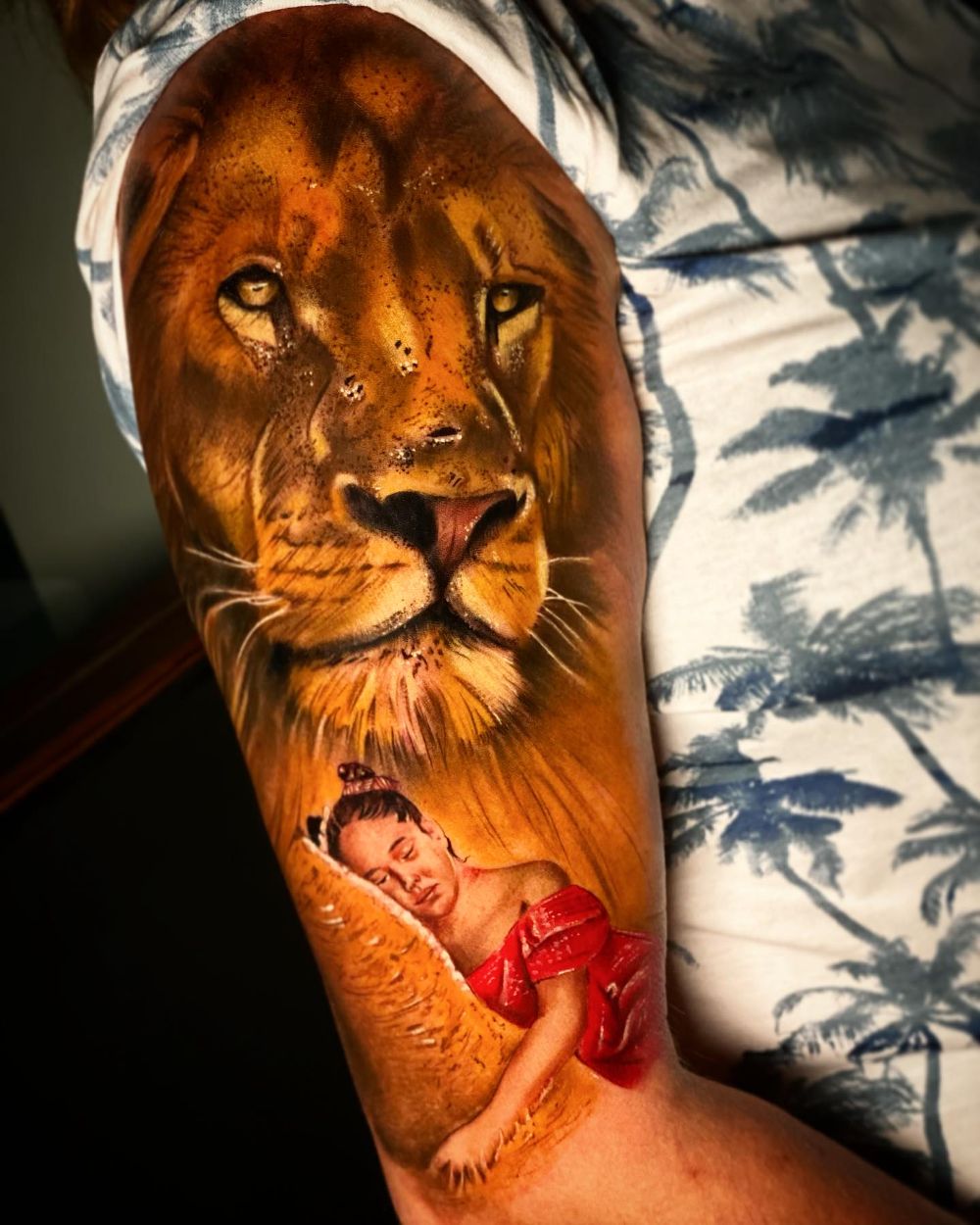Tatuaje de realismo a color de un león con un retrato